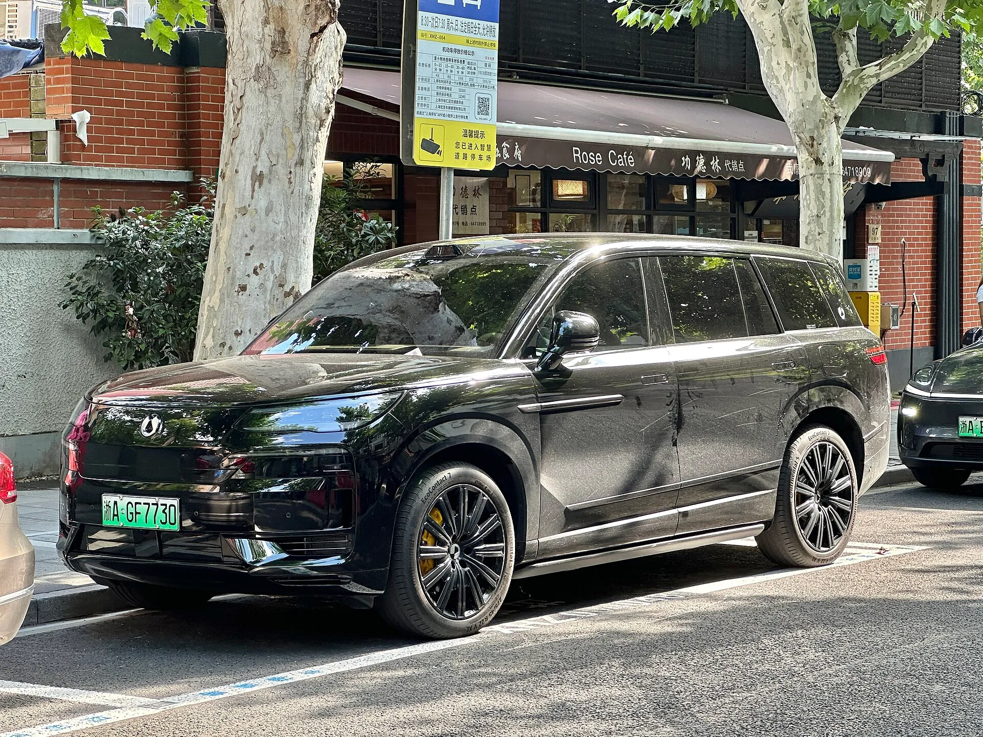 Denza N9 premium interior with executive lounge second row seats, large touchscreen and ambient lighting