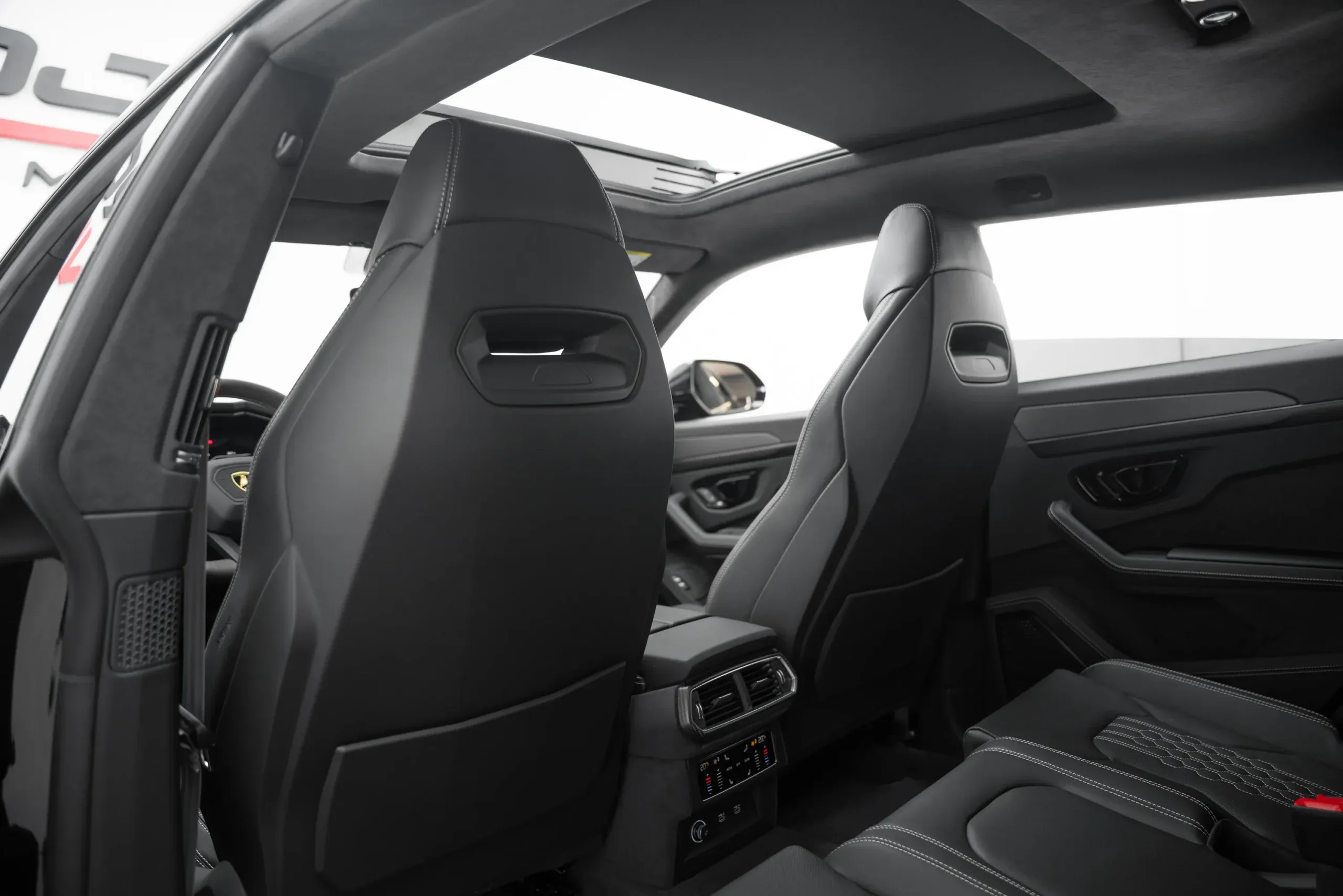 2025 Lamborghini Urus SE thumbnail 8