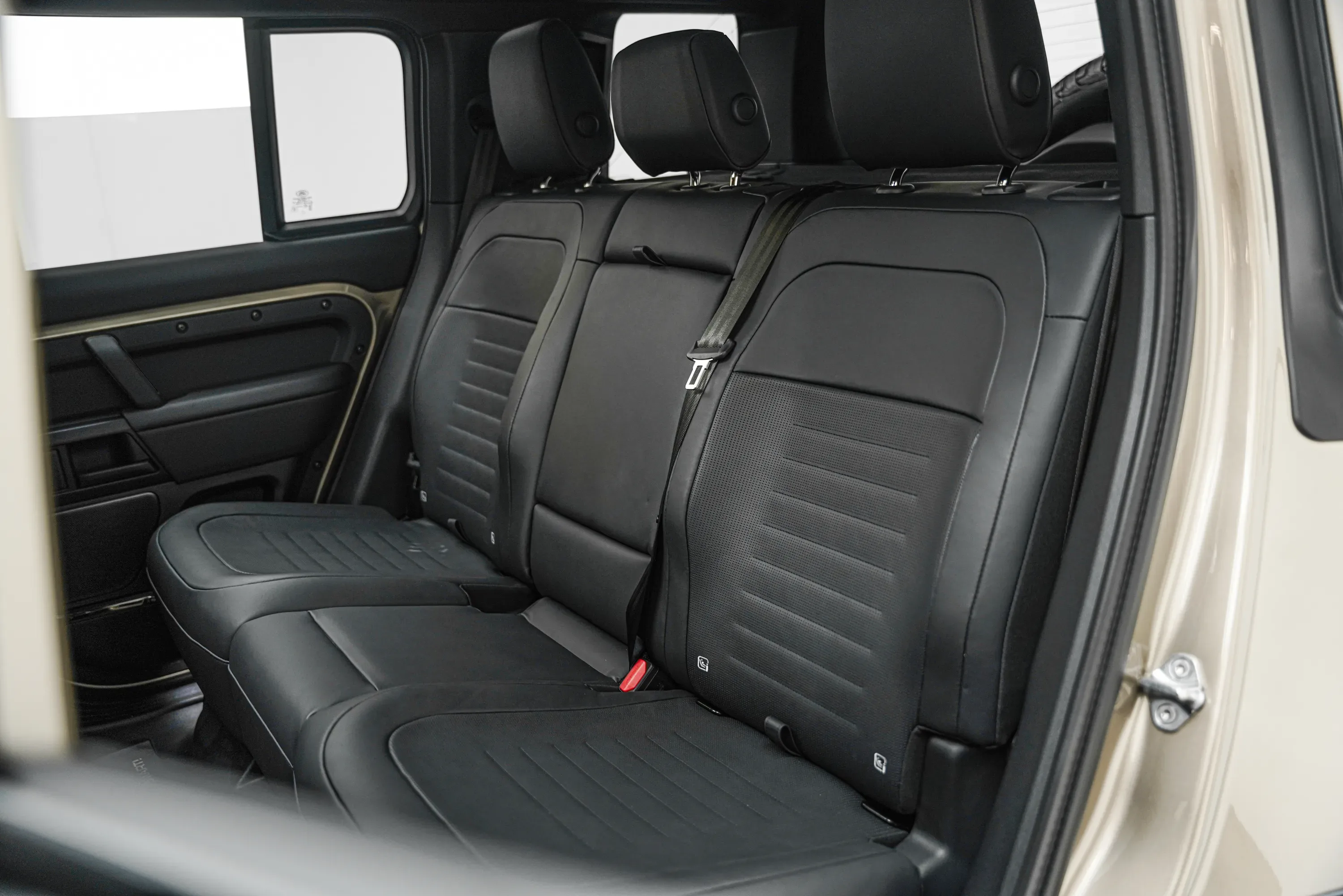 2025 Land Rover Defender 110 Octa with Warranty thumbnail 15