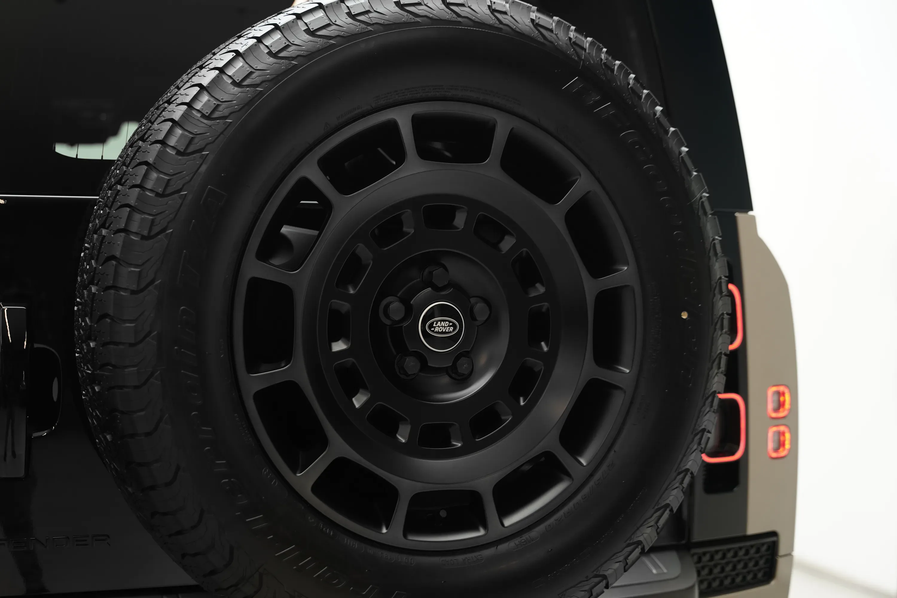 2025 Land Rover Defender 110 Octa with Warranty thumbnail 6