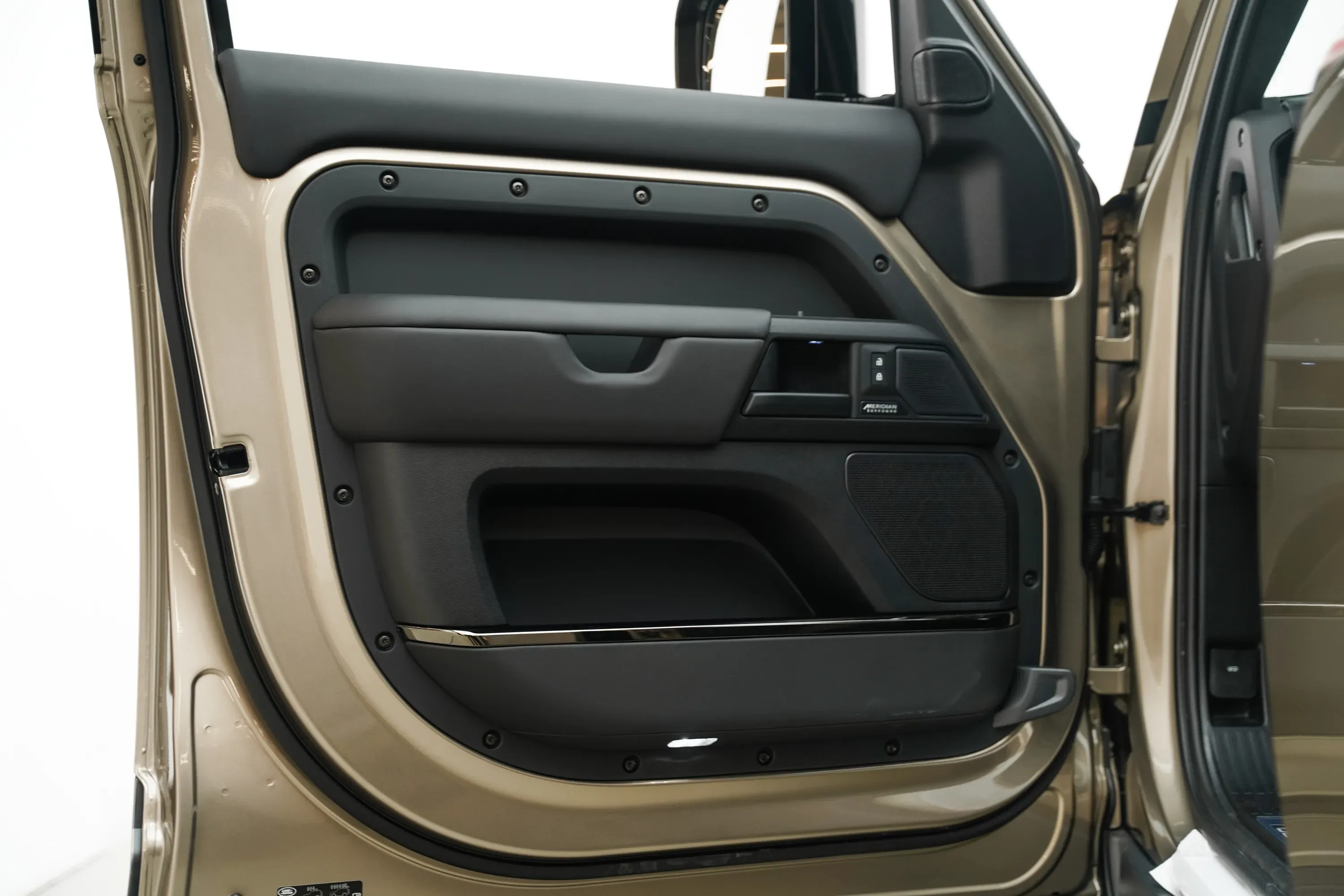 2025 Land Rover Defender 110 Octa with Warranty thumbnail 8