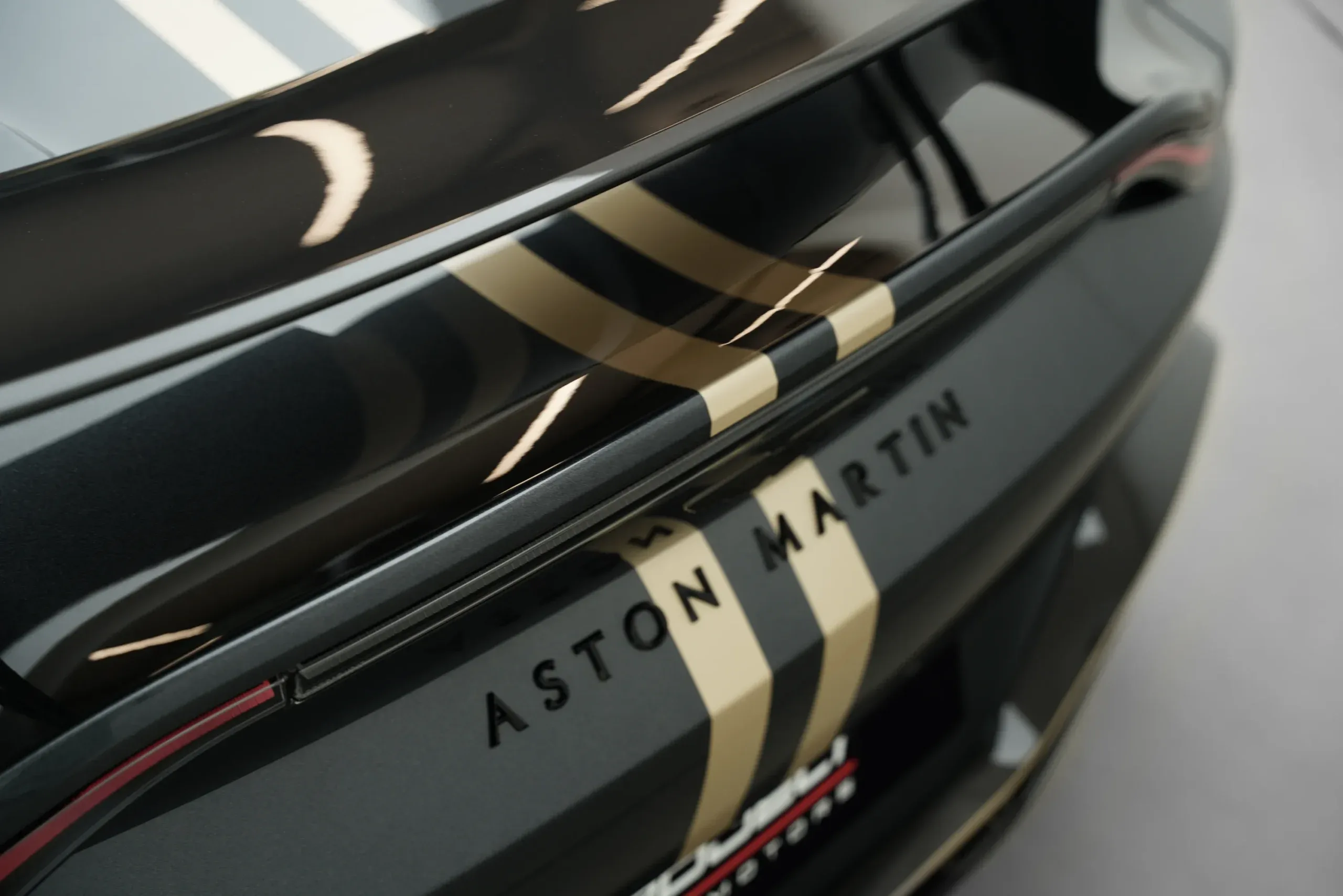 2023 Aston Martin Vantage V12 thumbnail 14