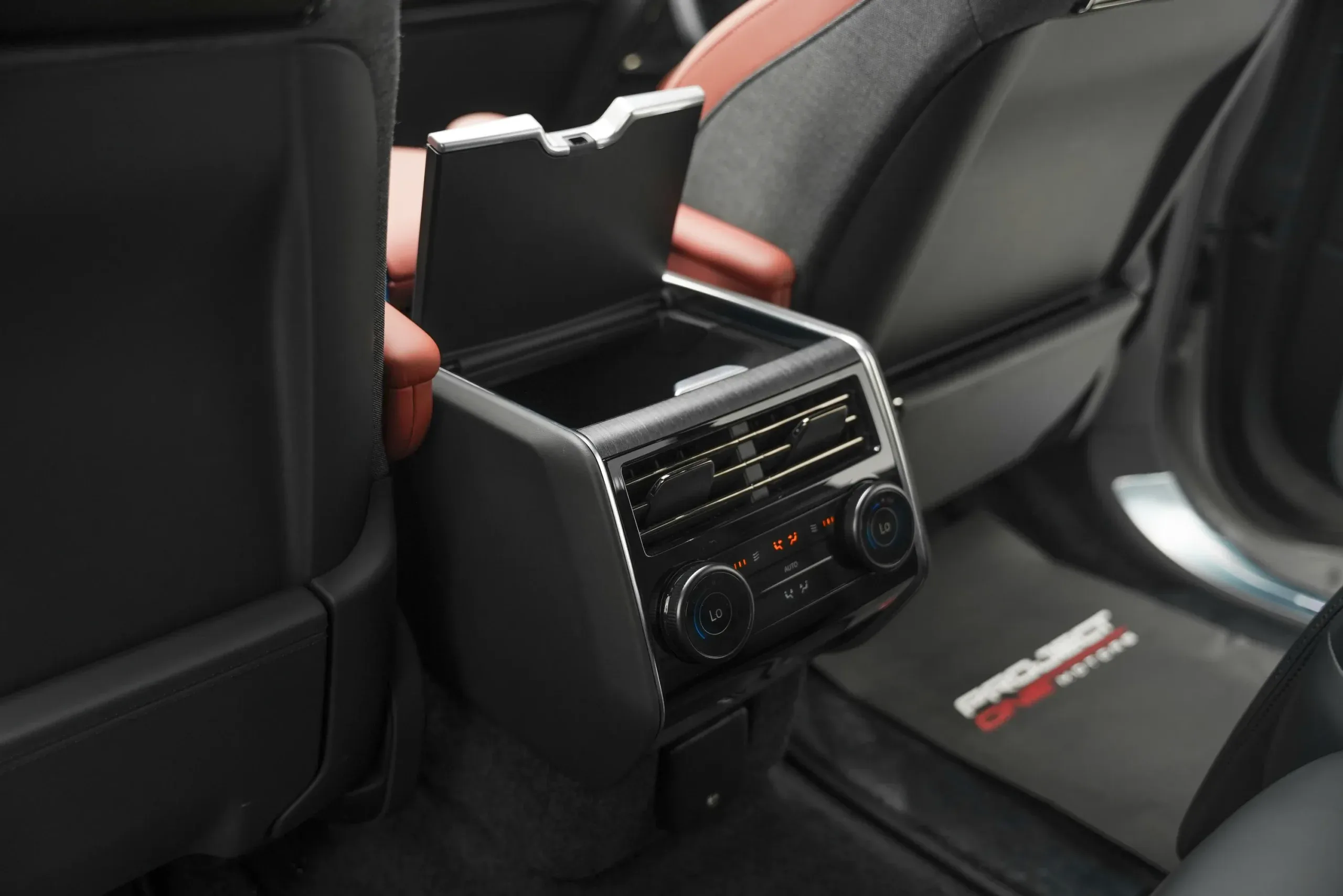 2025 Land Rover Range Rover SV with Service Contract thumbnail 13