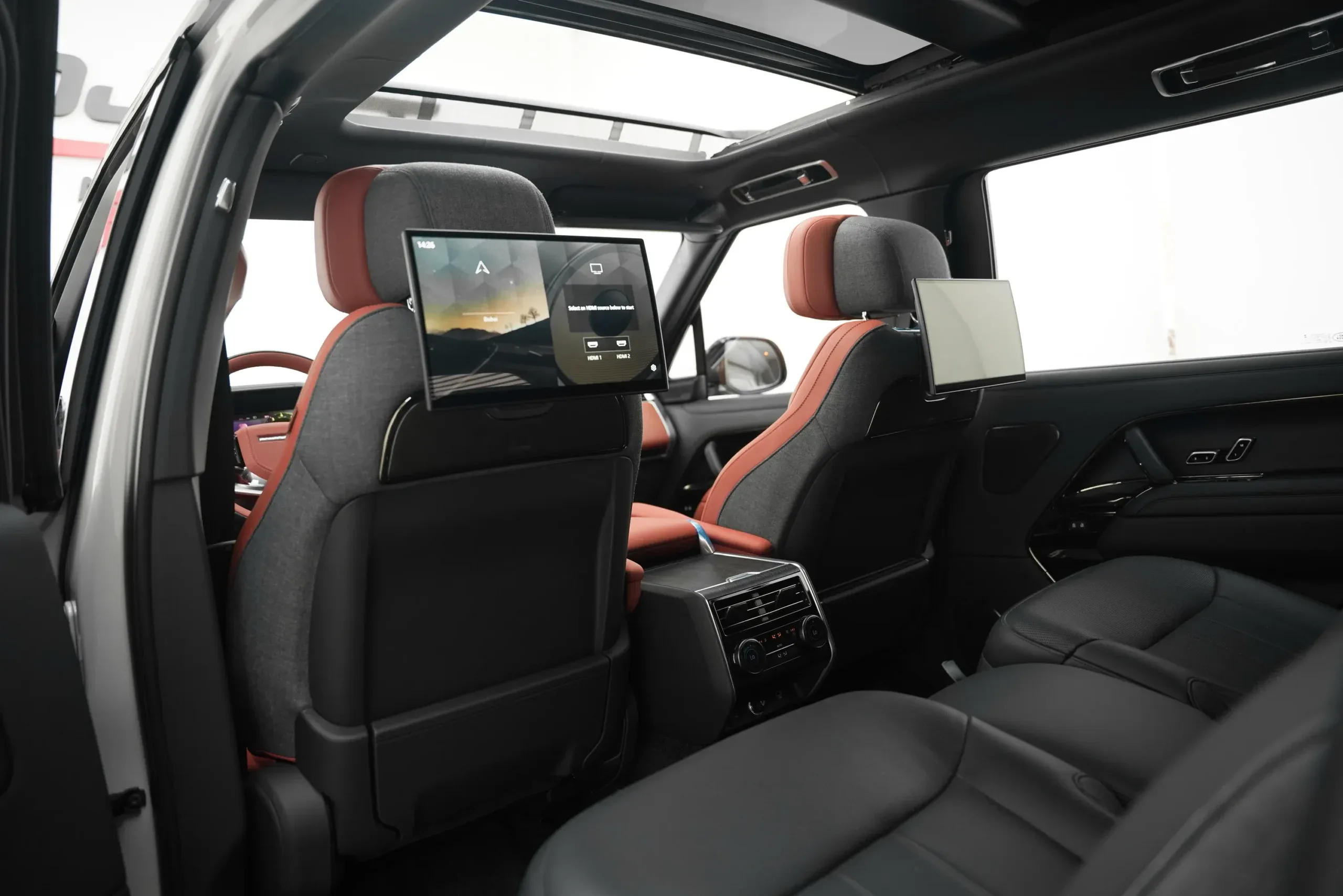 2025 Land Rover Range Rover SV with Service Contract thumbnail 14