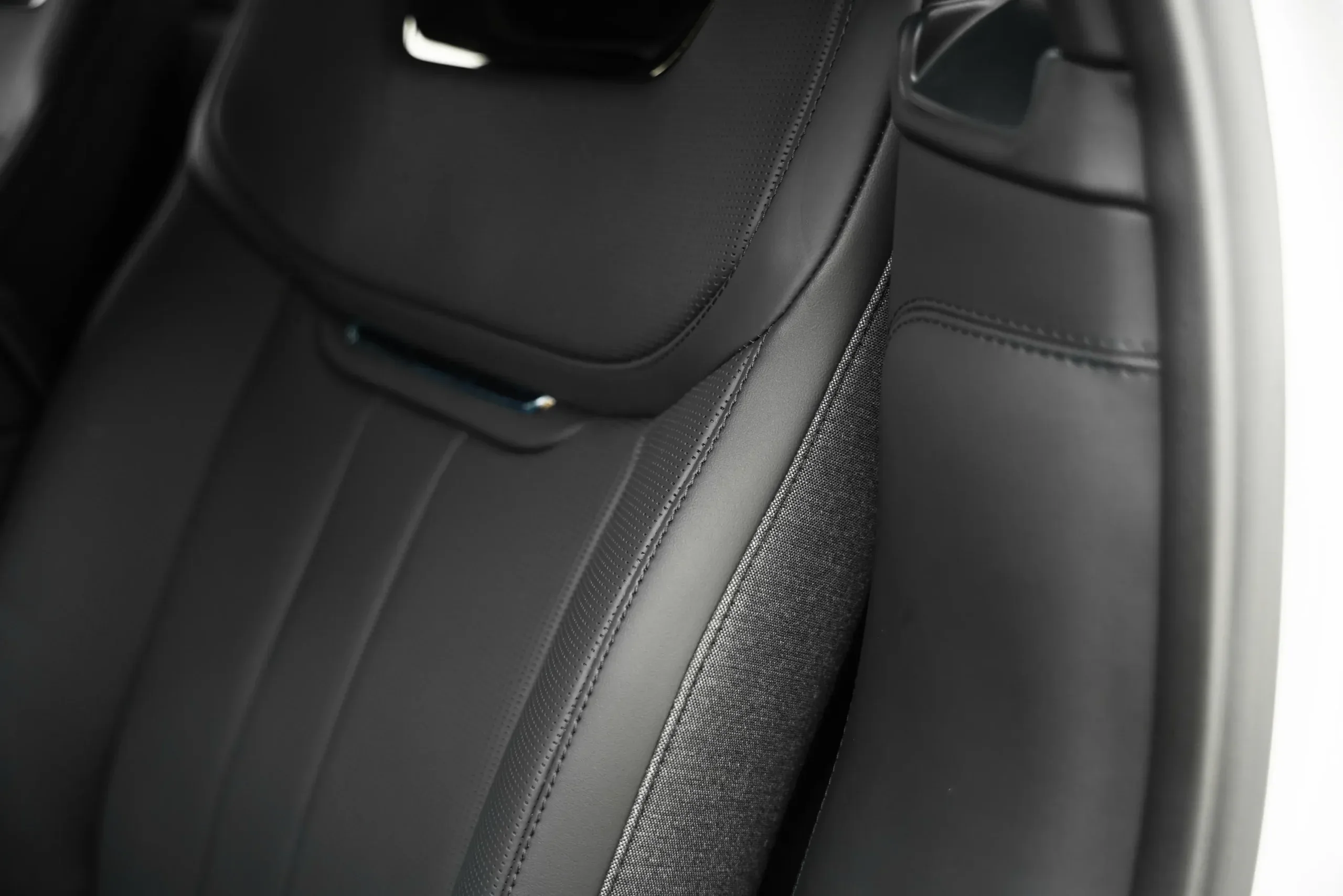 2025 Land Rover Range Rover SV with Service Contract thumbnail 18