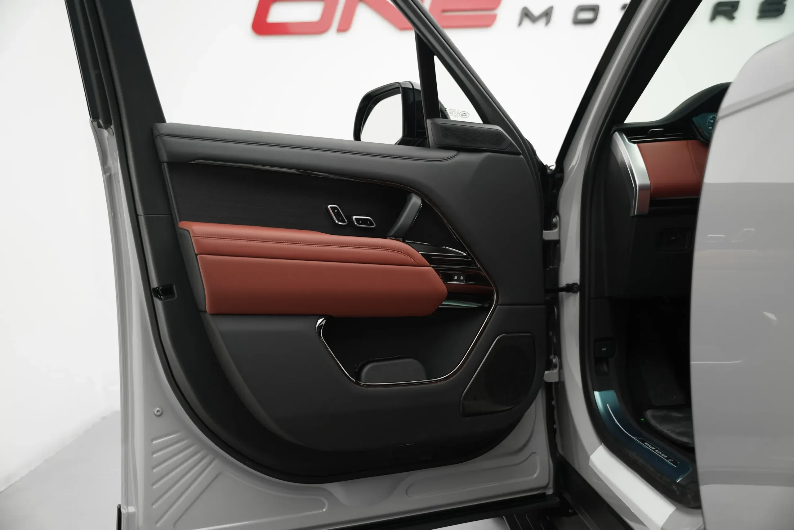 2025 Land Rover Range Rover SV with Service Contract thumbnail 6