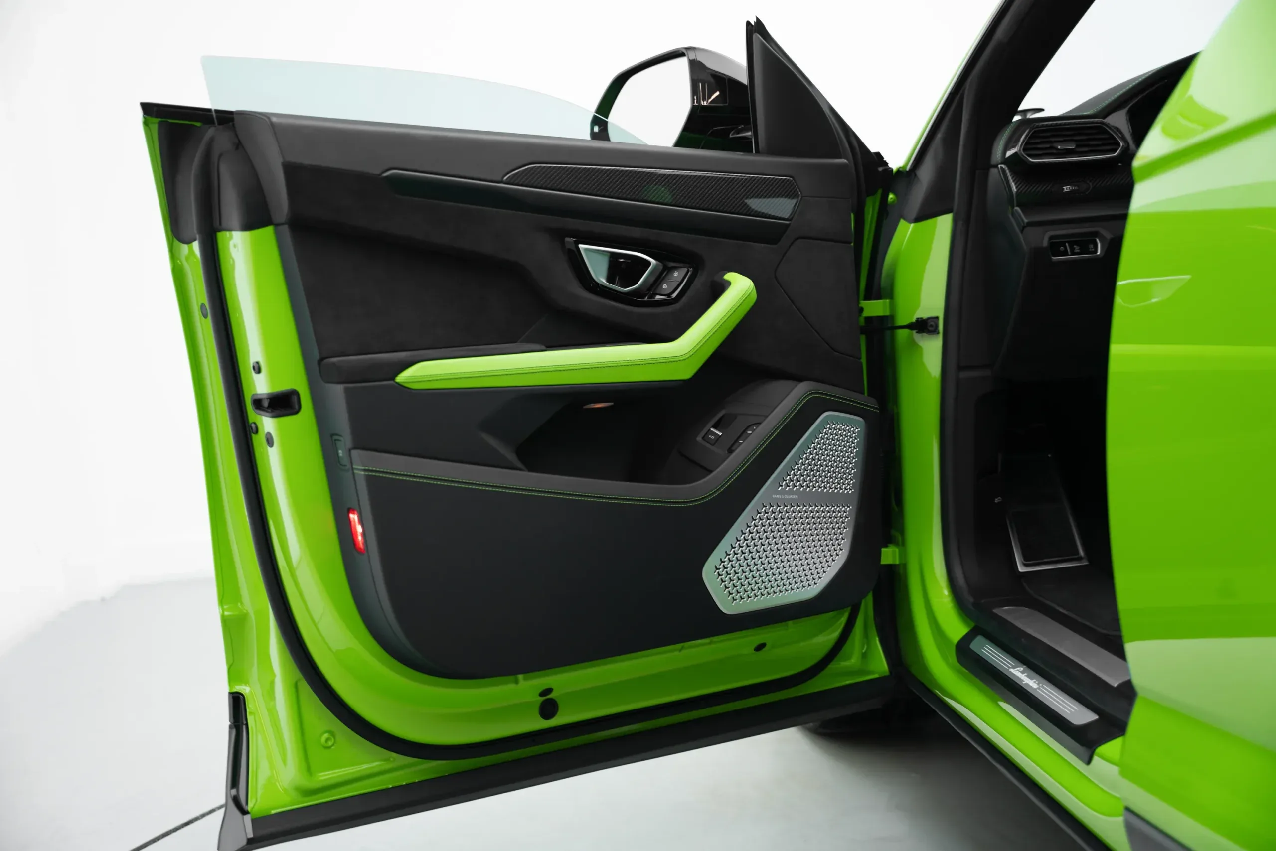 2021 Lamborghini Urus thumbnail 6