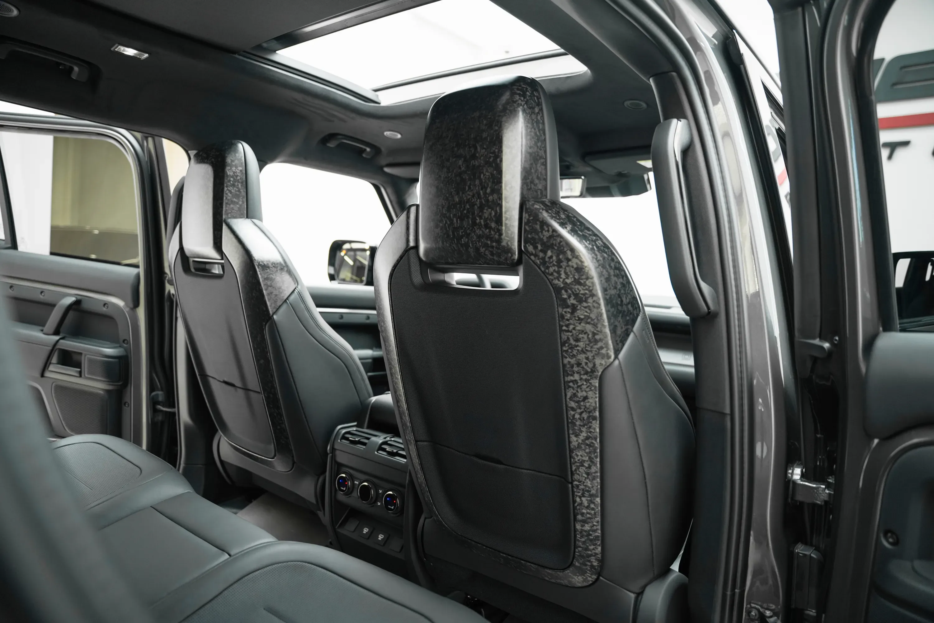 2025 Land Rover Defender 110 Octa Edition One P635 thumbnail 13