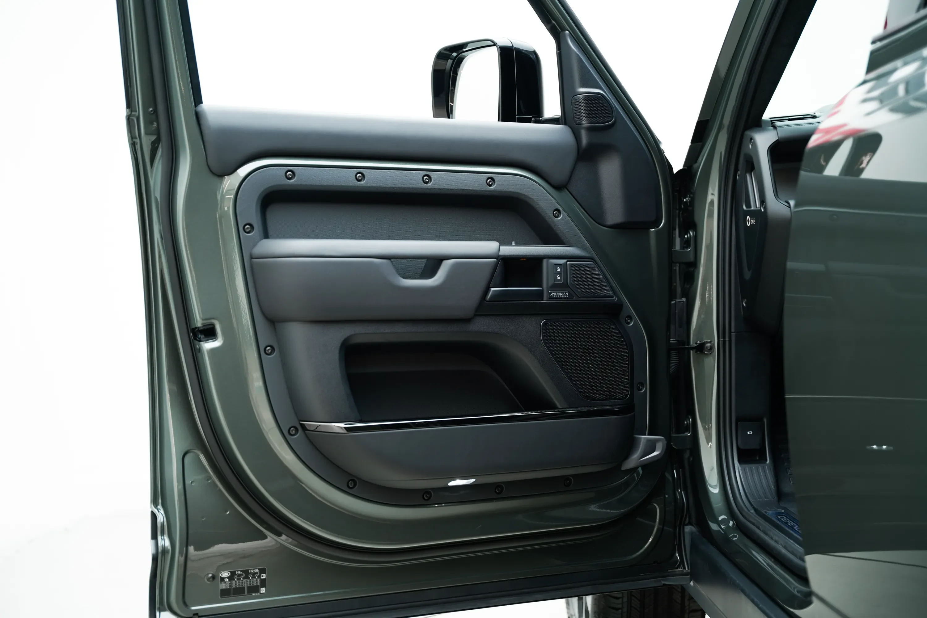 2025 Land Rover Defender 110 Octa Edition One P635 thumbnail 7