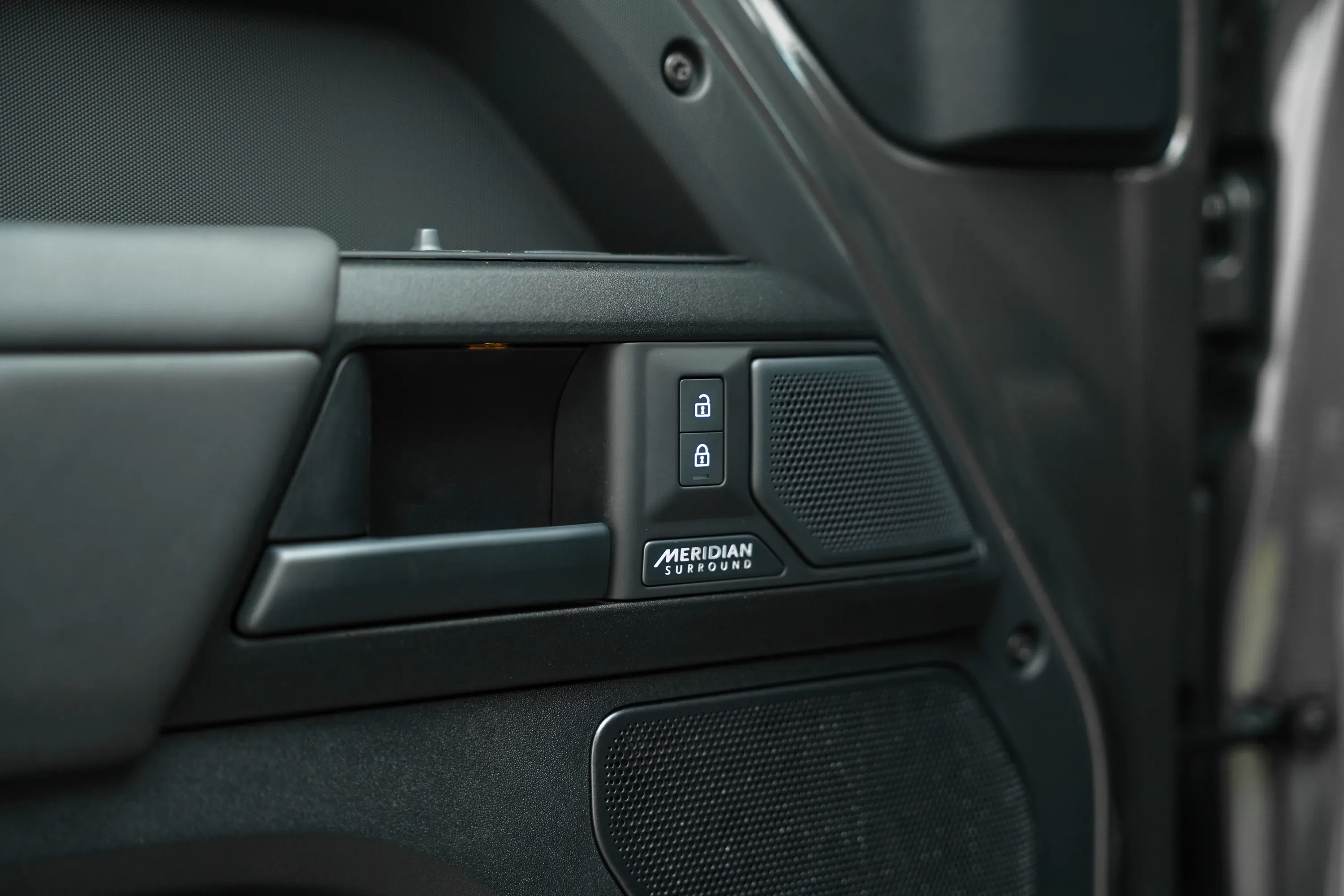 2025 Land Rover Defender 110 Octa Edition One P635 thumbnail 10