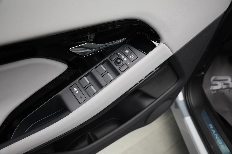 2025 Land Rover Range Rover Evoque Dynamic SE thumbnail 13