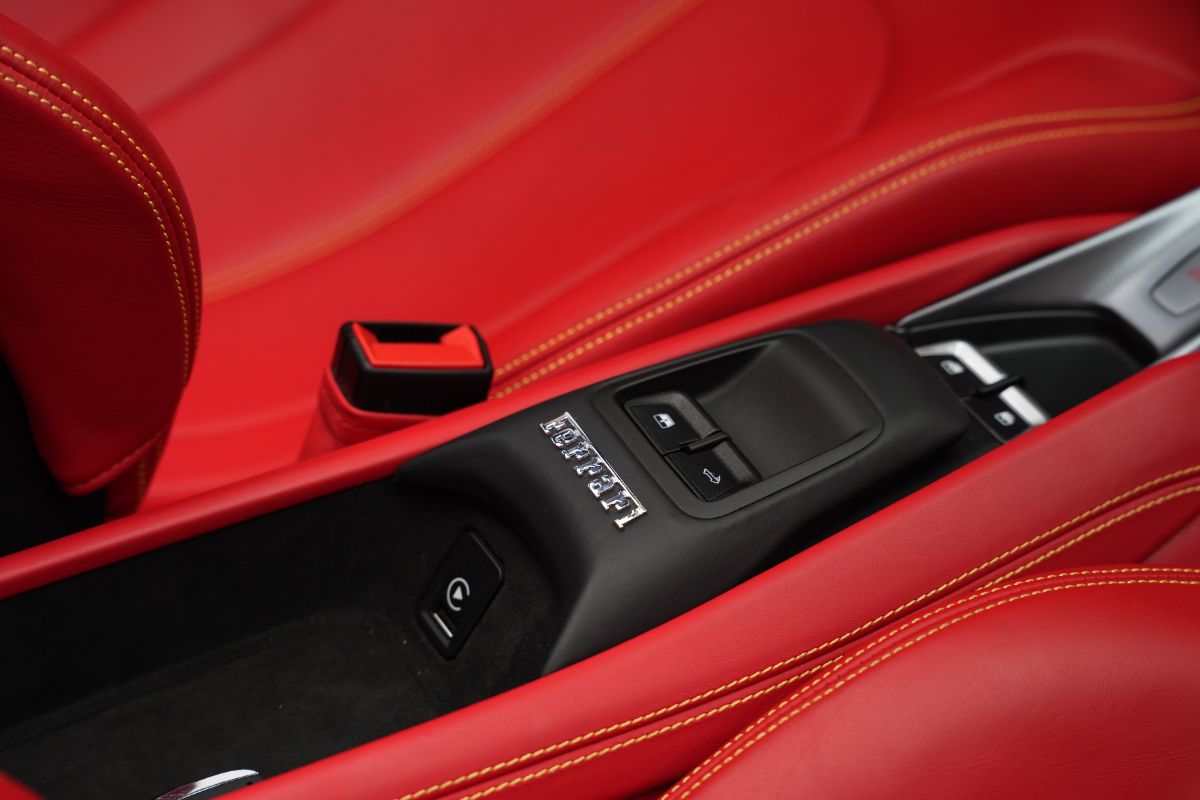 2022 Ferrari F8 Spider V8 Turbo Hele - with Carbon Fsh Exhaust System with Service Contract thumbnail 12